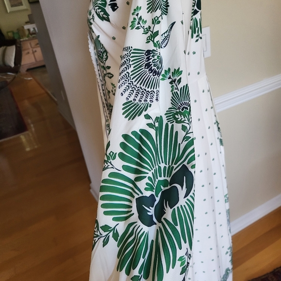 Outstanding green and white border print dress with Vneck button down the front - Picture 9 of 16